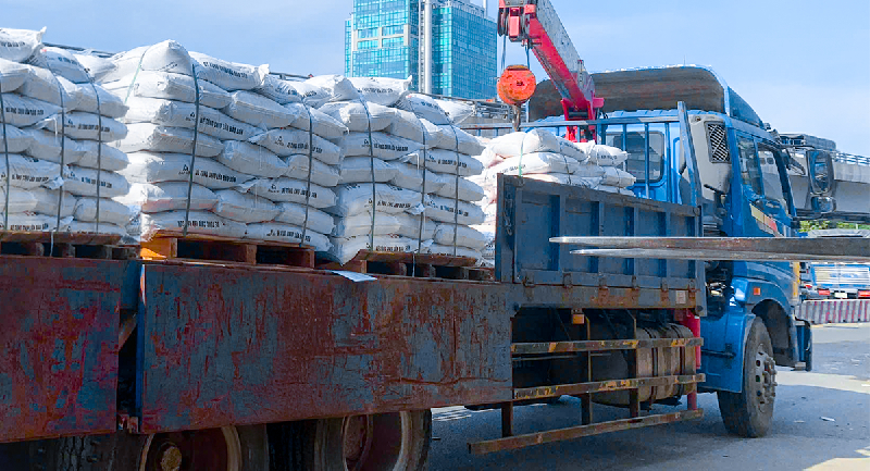 Các kiện hàng bê tông được đưa lên xe tại Bảo Sơn.