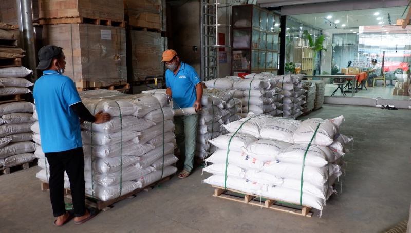 Lô hàng bê tông tại kho Bảo Sơn.