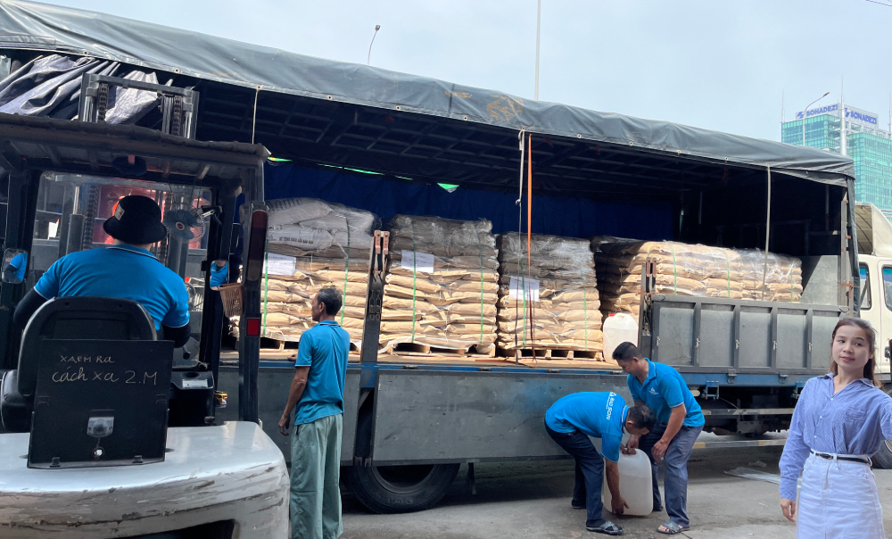 Xuất kiện hàng bê tông Trung Quốc tại kho Bảo Sơn.