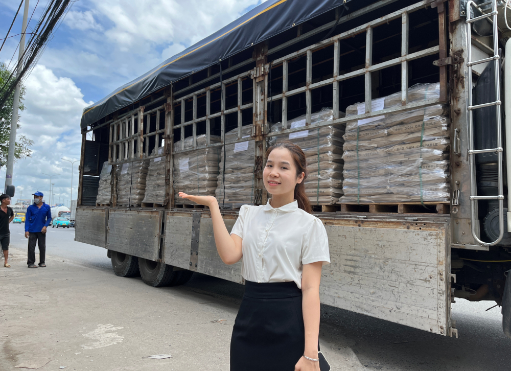 Xuất lô hàng bê tông Trung Quốc tại kho Bảo Sơn