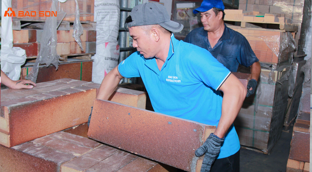 Gạch samot 7 tất được vận chuyển đến kho Bảo Sơn