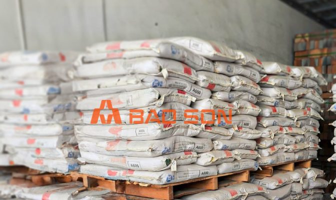 Các kiện hàng xi-măng tại kho Bảo Sơn