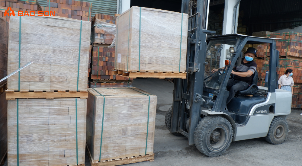 Xuất các kiện hàng gạch cao nhôm tại kho Bảo Sơn