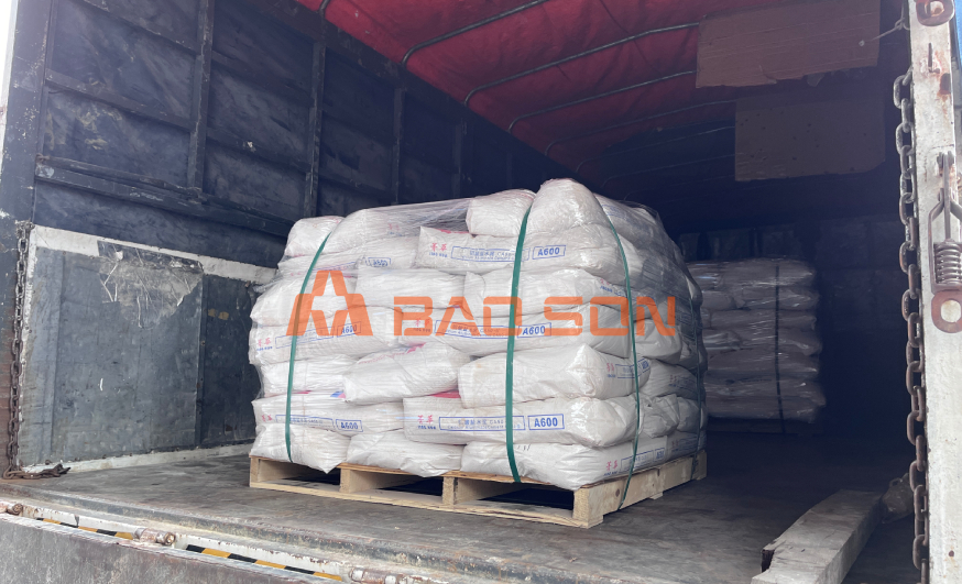 Giao kiện hàng bột samot cho khách tại kho Bảo Sơn