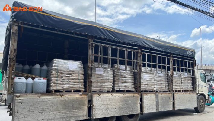 Xuất lô hàng bê tông cho khách hàng tại kho bảo Sơn