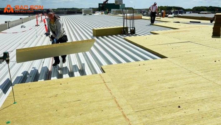 Bông thủy tinh cách nhiệt cho trần nhà.